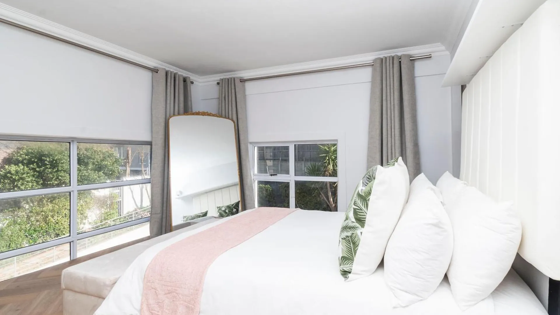 Stunning 2 Bed Apartment - Green Point Cape Town